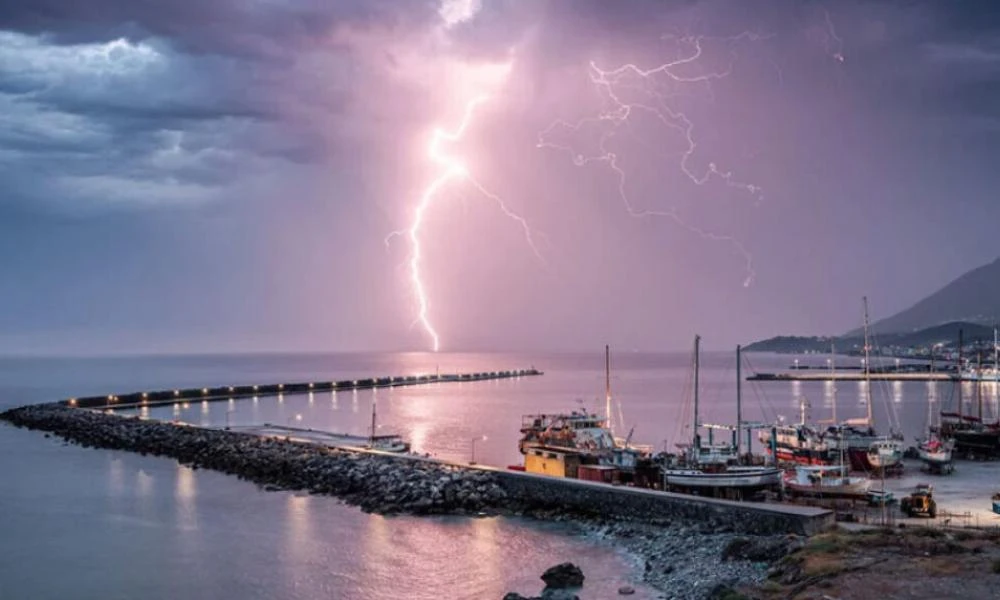 Τι είναι η «λαίλαπα καταιγίδων» που πλήττει το Αιγαίο